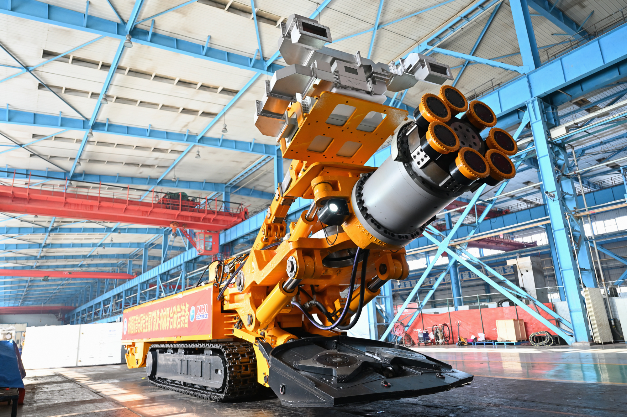 Drilling machine with disc cutter for hard rock excavation